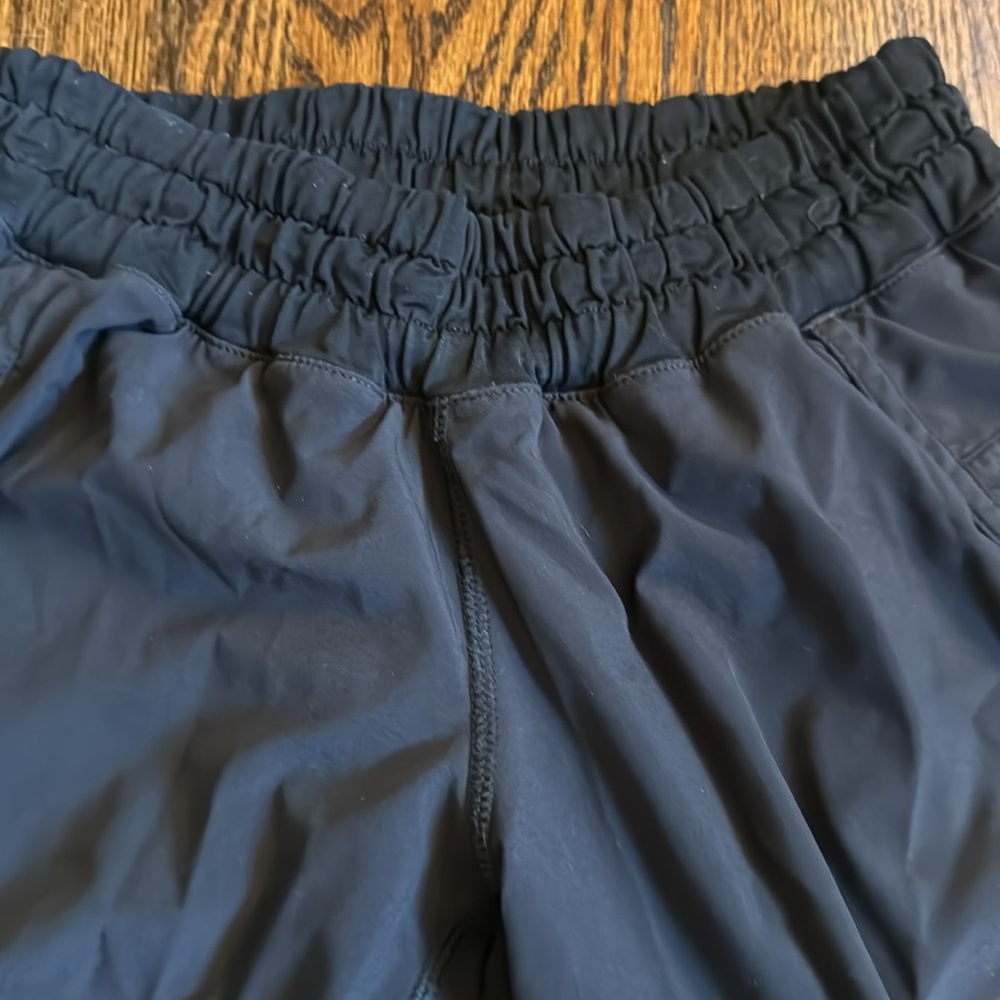 Lululemon shorts high rise 2.5 - Picture 2 of 5
